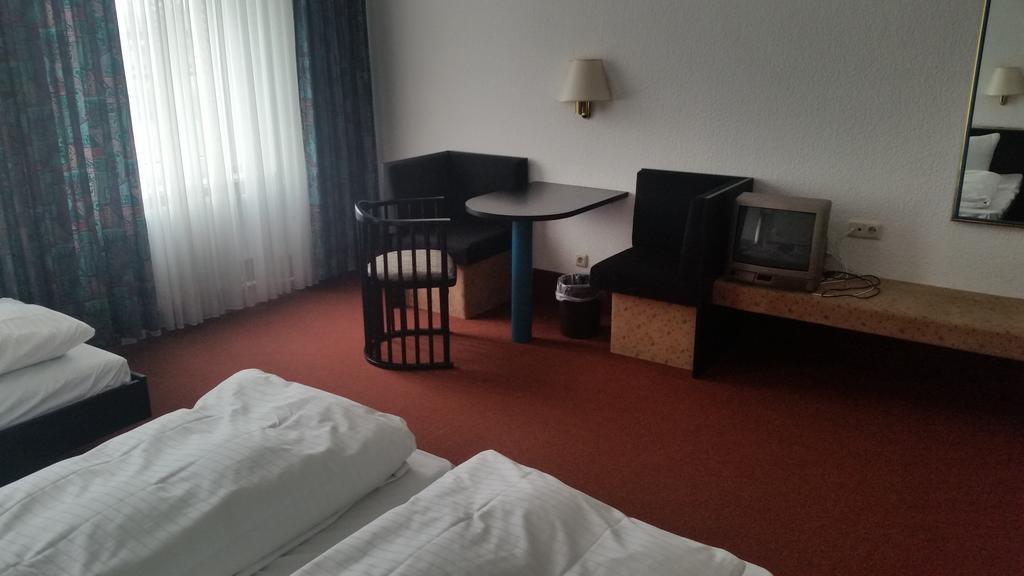 Hotel Bitterfelder Hof Bagian luar foto
