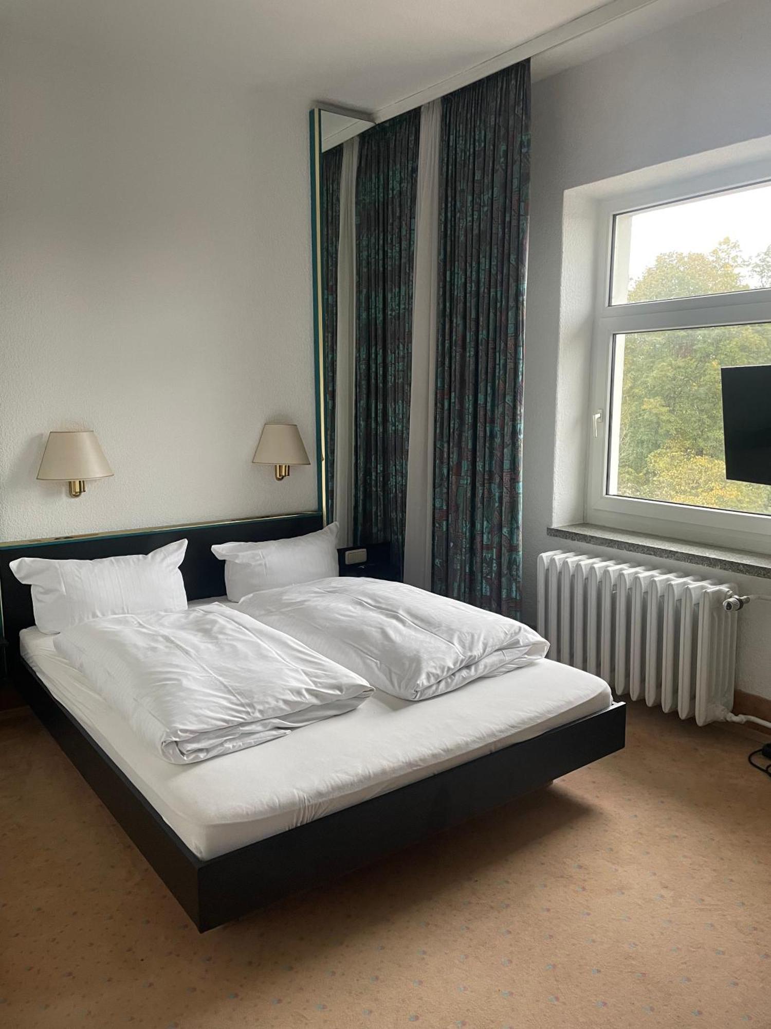 Hotel Bitterfelder Hof Bagian luar foto