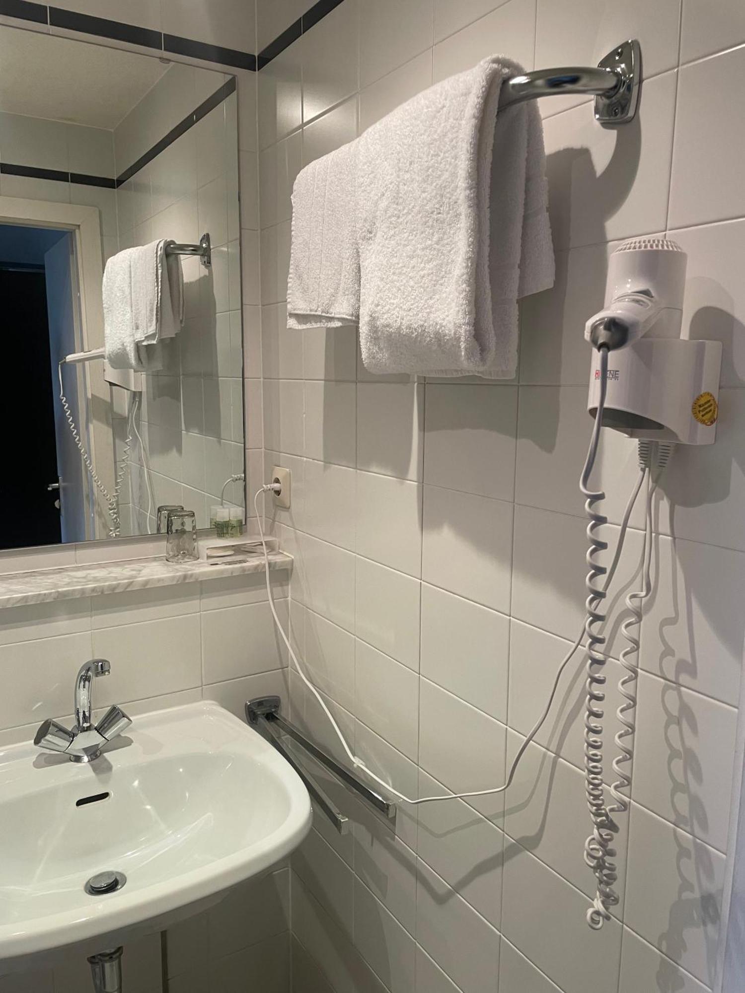 Hotel Bitterfelder Hof Bagian luar foto