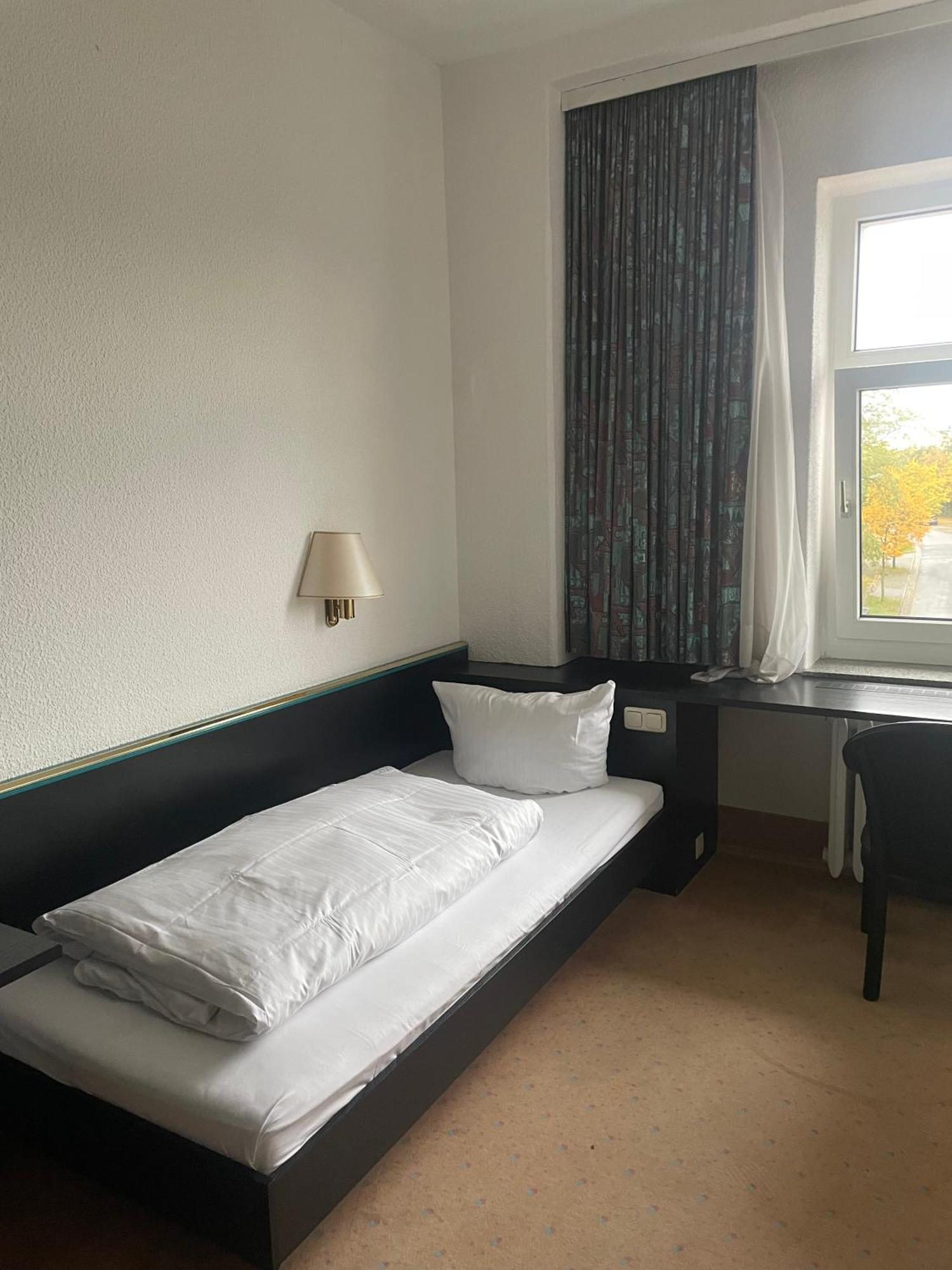Hotel Bitterfelder Hof Bagian luar foto