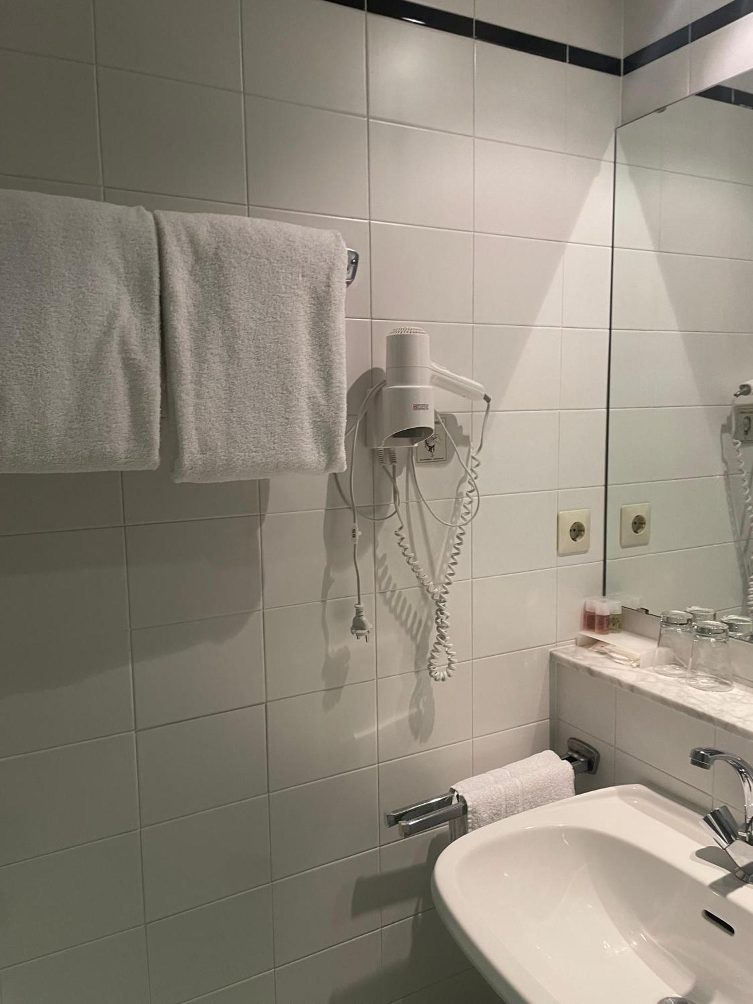 Hotel Bitterfelder Hof Bagian luar foto