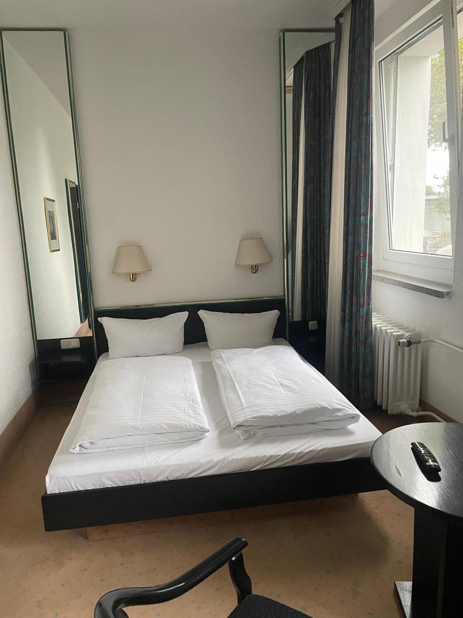 Hotel Bitterfelder Hof Bagian luar foto