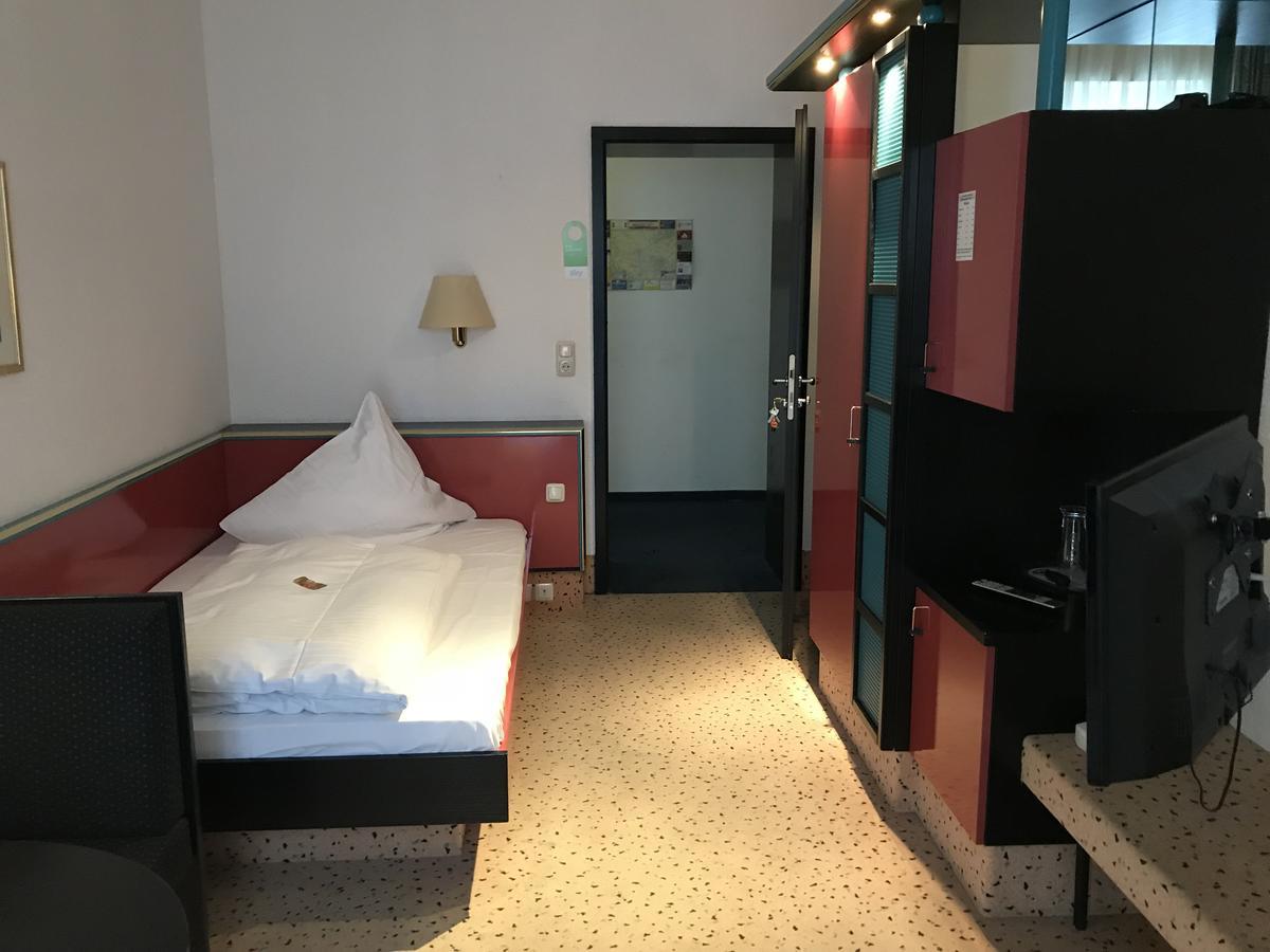 Hotel Bitterfelder Hof Bagian luar foto