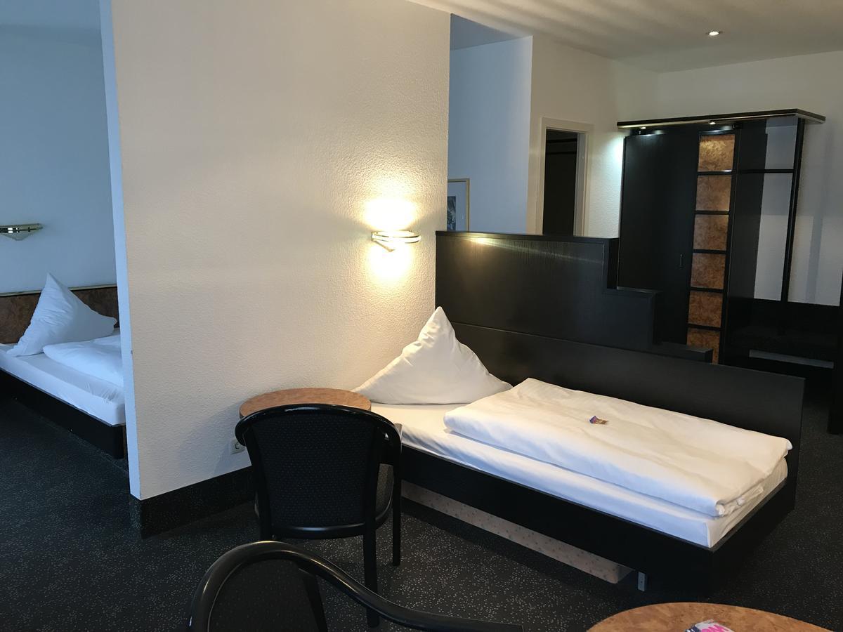 Hotel Bitterfelder Hof Bagian luar foto